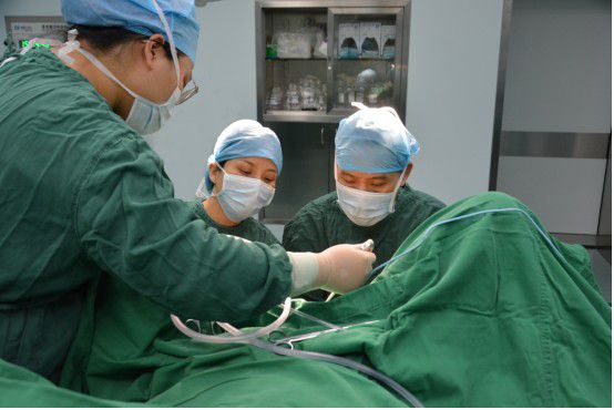 婦産科爲一名近70歲子宮脫垂Ⅲ度患者實施手術治療